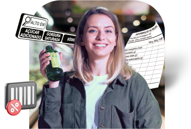 Imagem de uma mulher sorrindo, segurando um produto. Elementos de rotulagem por trás dela.